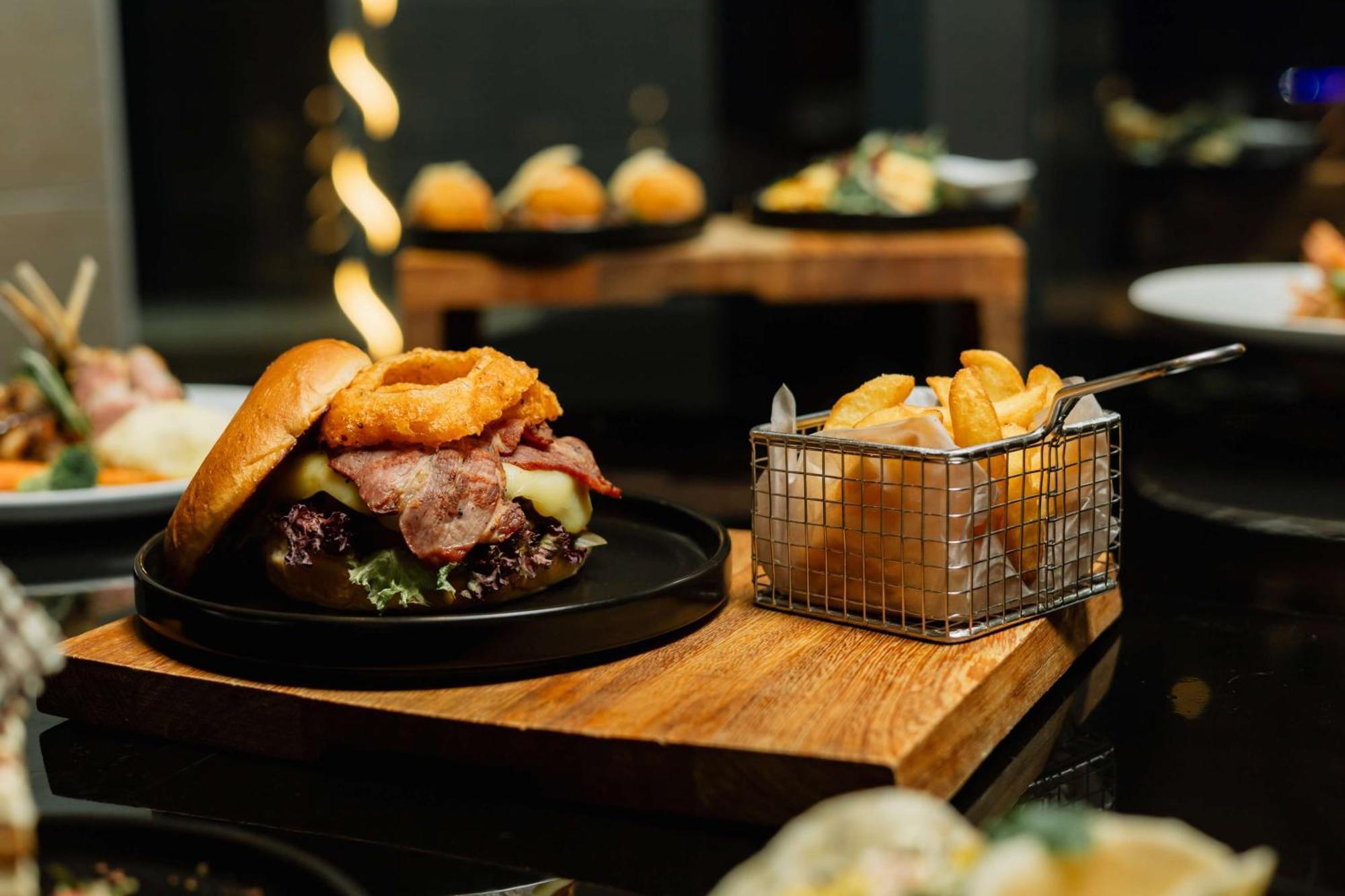 Radisson Blu Hotel, Порт-Елізабет Екстер'єр фото A burger with a side of fries