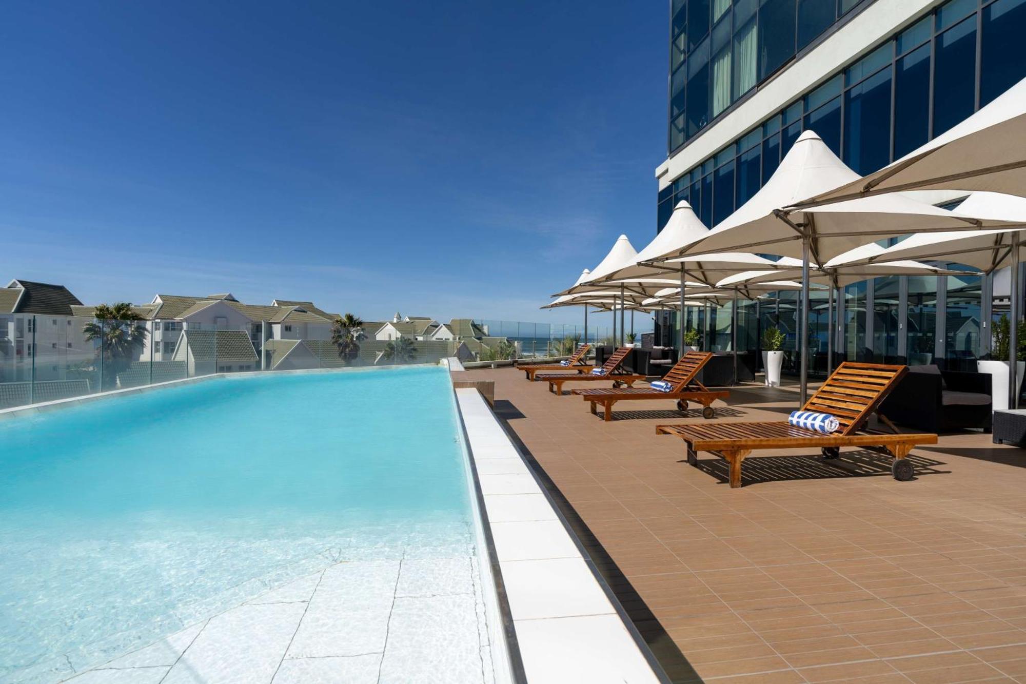 Radisson Blu Hotel, Порт-Елізабет Екстер'єр фото The pool at the hotel