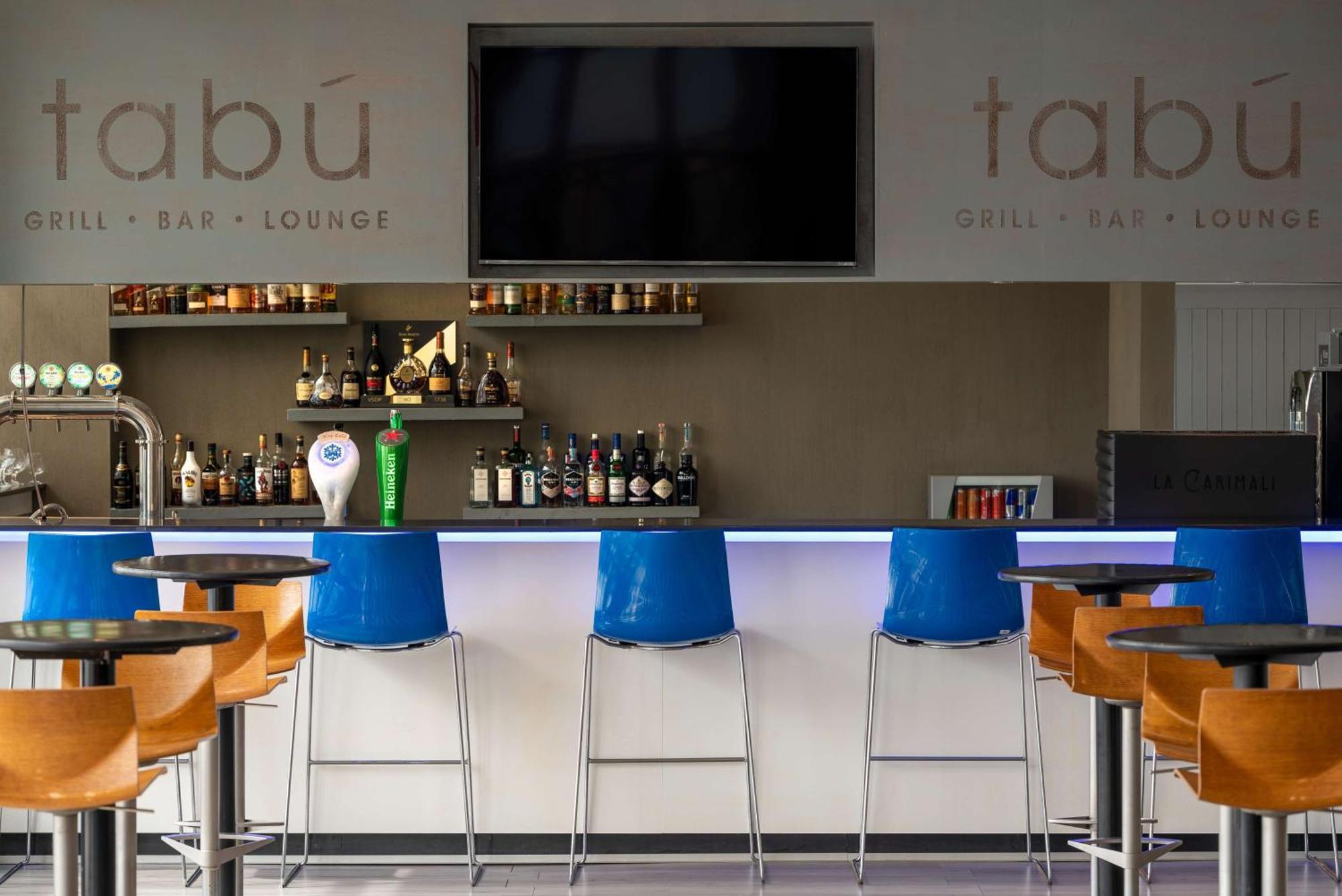 Radisson Blu Hotel, Порт-Елізабет Екстер'єр фото Tabú lounge at Faro Airport