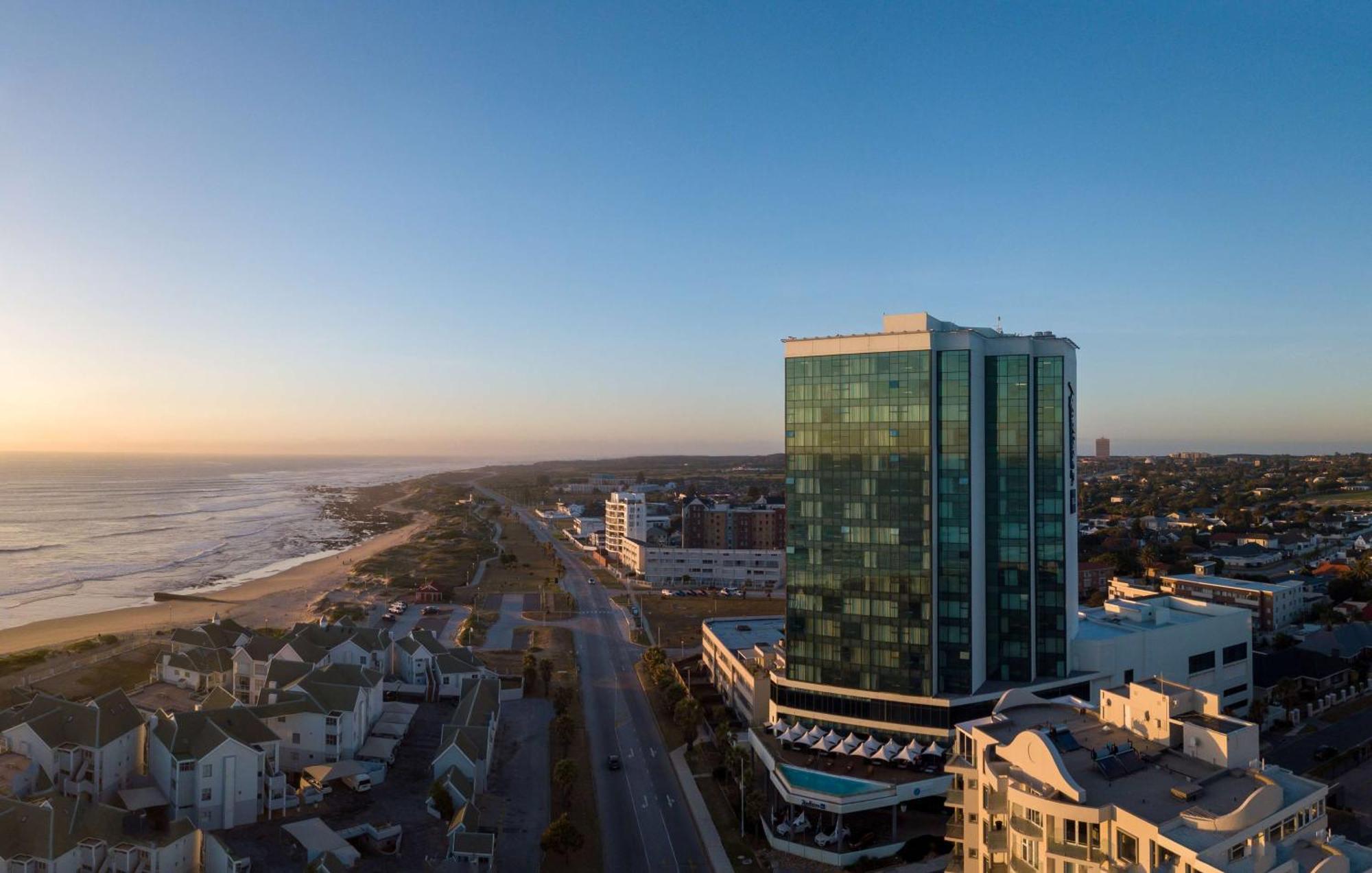 Radisson Blu Hotel, Порт-Елізабет Екстер'єр фото Aerial view of the hotel